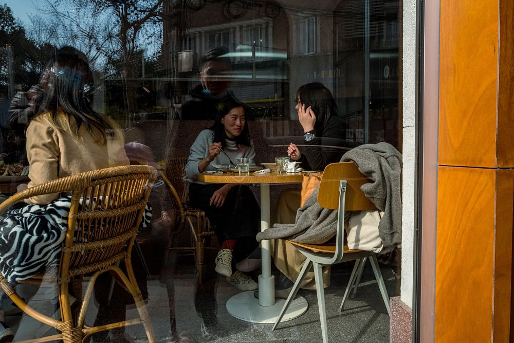 Chinese businesswomen in a cafe