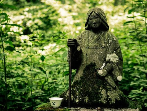 shinto-statue-at-shrine-japan