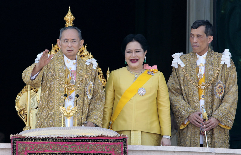 thai_royals_on_balcony