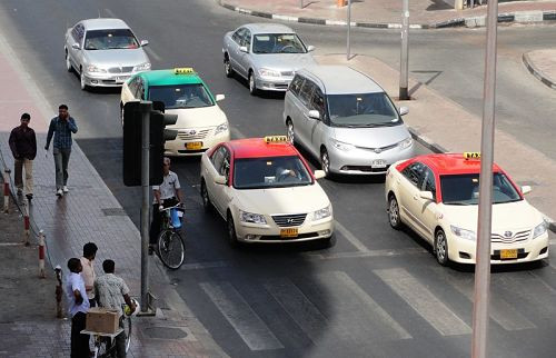 dubai-taxis-waiting