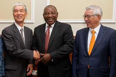 japanese-minister-shaking-hands