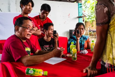 filipino-people-talking