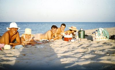 expat-family-beach-saudi