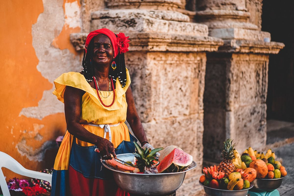 fruit seller colombia