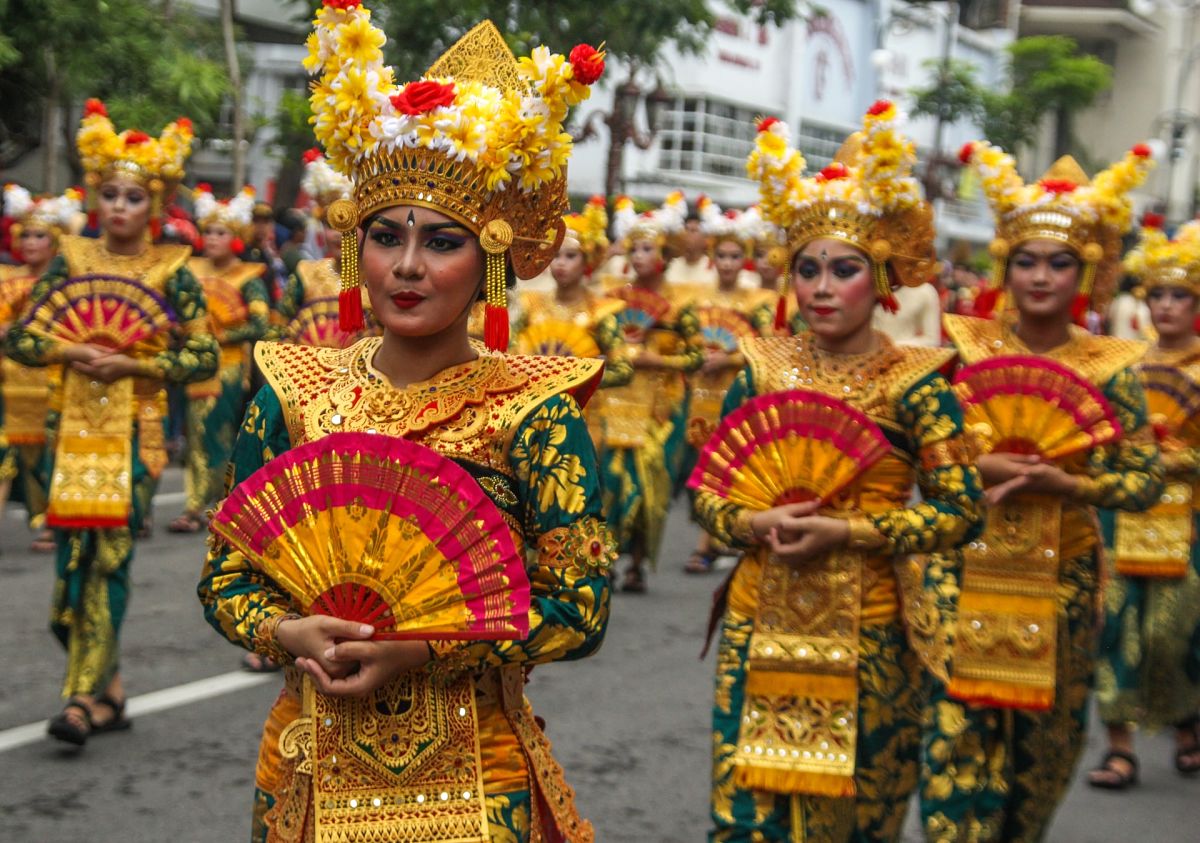 women in traditional indonesian clothes